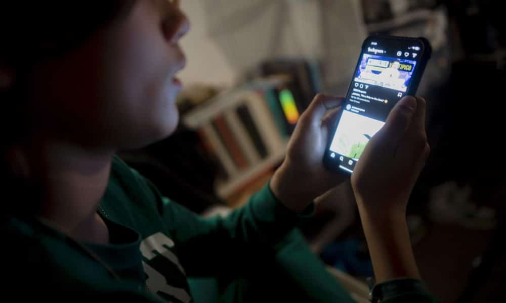 Adolescente accediendo a una red social. EFE/ Archivo/ Ismael Herrero