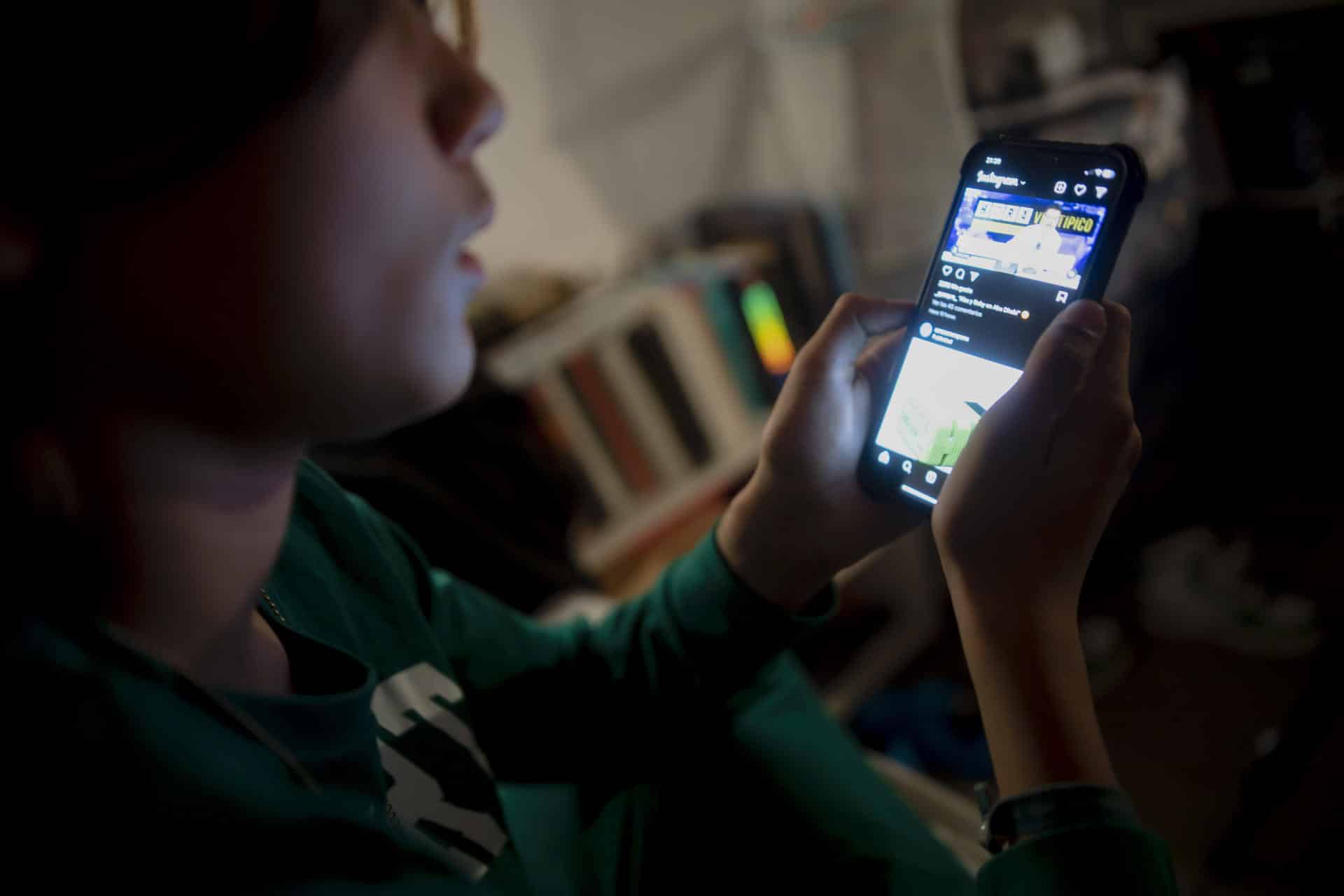 Adolescente accediendo a una red social. EFE/ Archivo/ Ismael Herrero