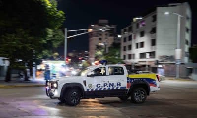Fotografía de archivo que muestra una patrulla de la Policía Nacional Bolivariana entrando a El Helicoide en Caracas (Venezuela). EFE/ Ronald Peña R
