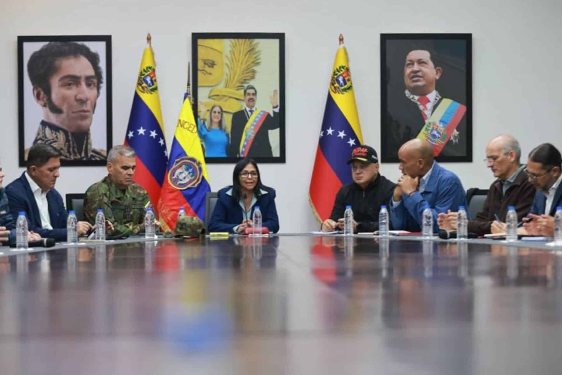 Captura de pantalla de la cuenta oficial en instagram de la vicepresidenta ejecutiva de Venezuela, Delcy Rodríguez (c), hablando en una reunión este domingo, en Caracas (Venezuela). EFE/ @delcyrodriguezv