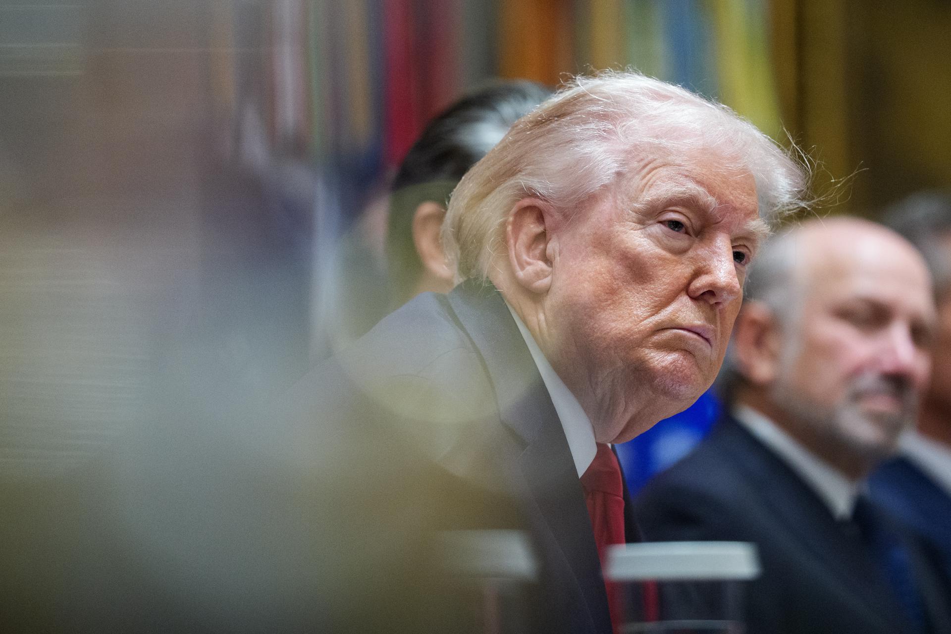 El presidente de Estados Unidos, Donald J. Trump, asiste a una reunión del Gabinete en la Sala del Gabinete de la Casa Blanca, en Washington, D. C., EE. UU., el 29 de enero de 2026. EFE/AARON SCHWARTZ