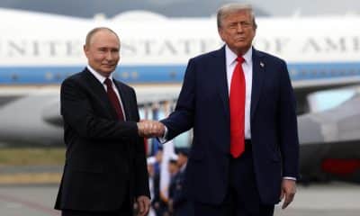 El presidente de Estados Unidos, Donald Trump (D), recibe al presidente de Rusia, Vladimir Putin, durante su encuentro para negociar en la Base Conjunta Elmendorf-Richardson en Anchorage, Alaska, EE. UU., 15 de agosto de 2025. (Rusia) 
EFE/EPA/GAVRIIL GRIGOROV/SPUTNIK/KREMLIN POOL / POOL MANDATORY CREDIT
