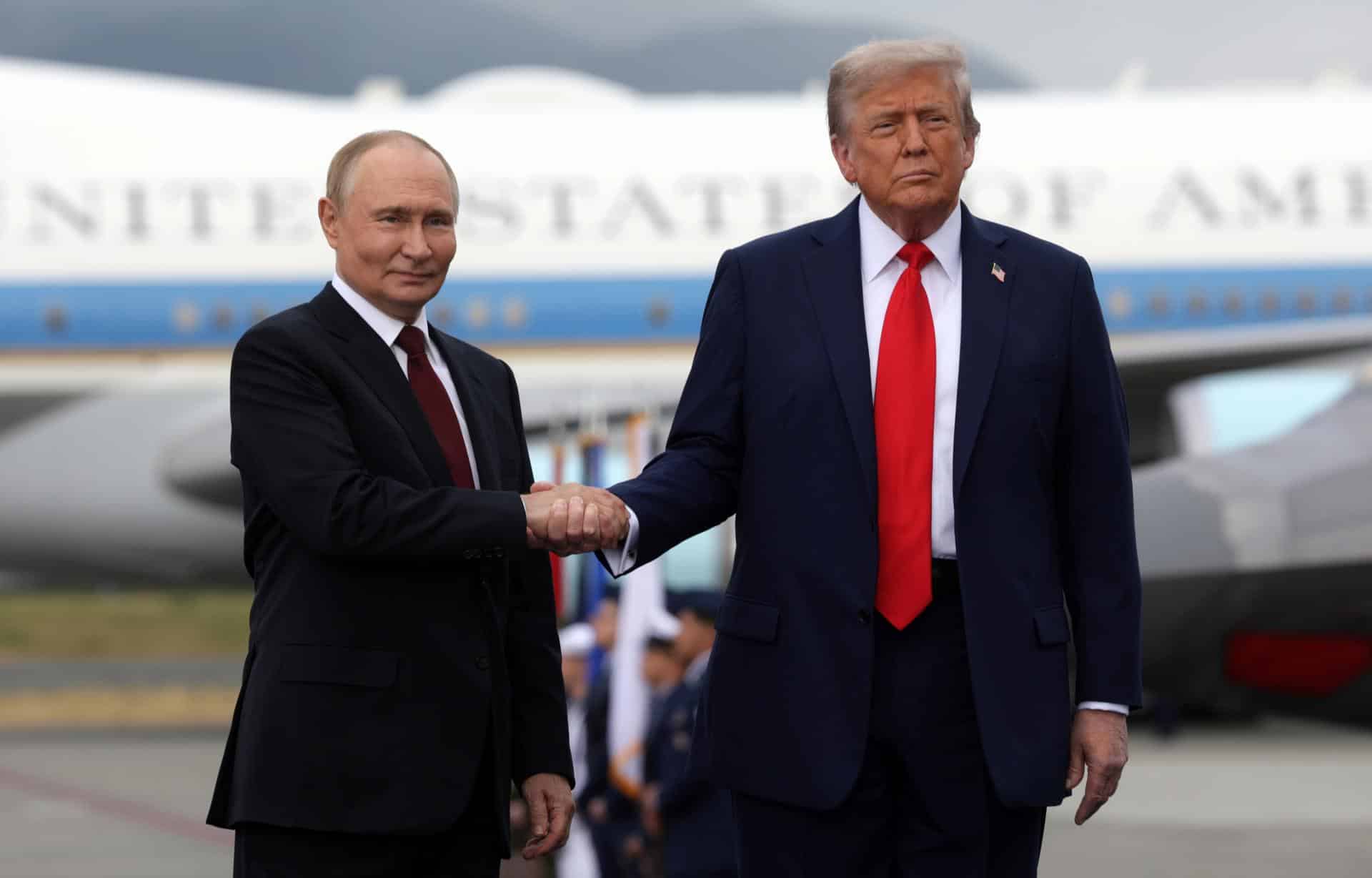 El presidente de Estados Unidos, Donald Trump (D), recibe al presidente de Rusia, Vladimir Putin, durante su encuentro para negociar en la Base Conjunta Elmendorf-Richardson en Anchorage, Alaska, EE. UU., 15 de agosto de 2025. (Rusia) 
EFE/EPA/GAVRIIL GRIGOROV/SPUTNIK/KREMLIN POOL / POOL MANDATORY CREDIT