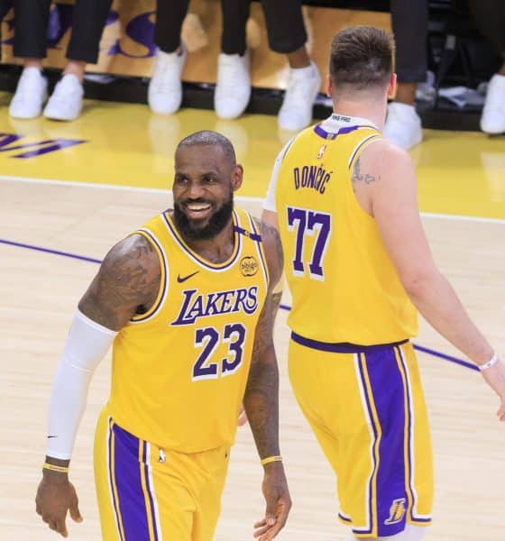 Foto de archivo de LeBron James (d) y Luka Doncic (i), de Los Angeles Lakers. EFE/Javier Rojas