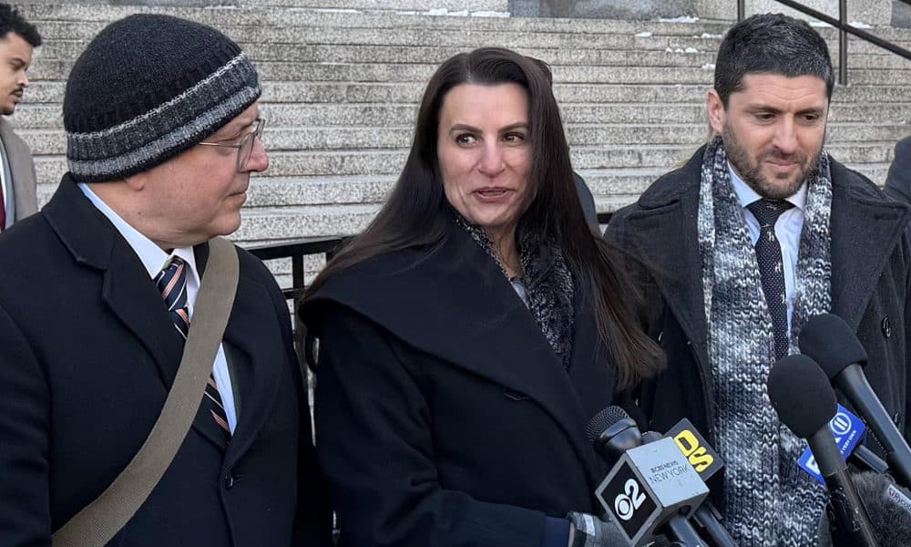Los integrantes del equipo de defensa de Luigi Mangione; Marc Agnifilo (i), Karen Agnifilo (c), y Jacob Kaplan hablan durante una rueda de prensa frente a un tribunal federal en Nueva York (Estados Unidos). EFE/ Sarah Yáñez-Richards