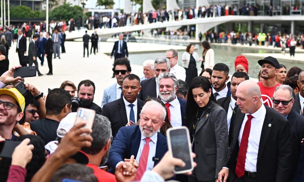 El presidente de Brasil, Luiz Inácio Lula da Silva (c), saluda este jueves, frente al Palacio del Planalto en Brasilia (Brasil). EFE/ Andre Borges