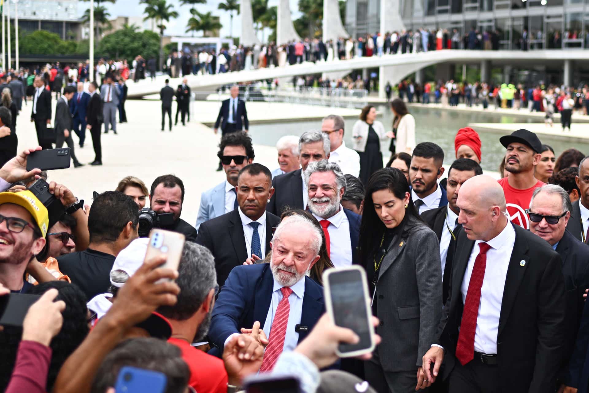El presidente de Brasil, Luiz Inácio Lula da Silva (c), saluda este jueves, frente al Palacio del Planalto en Brasilia (Brasil). EFE/ Andre Borges
