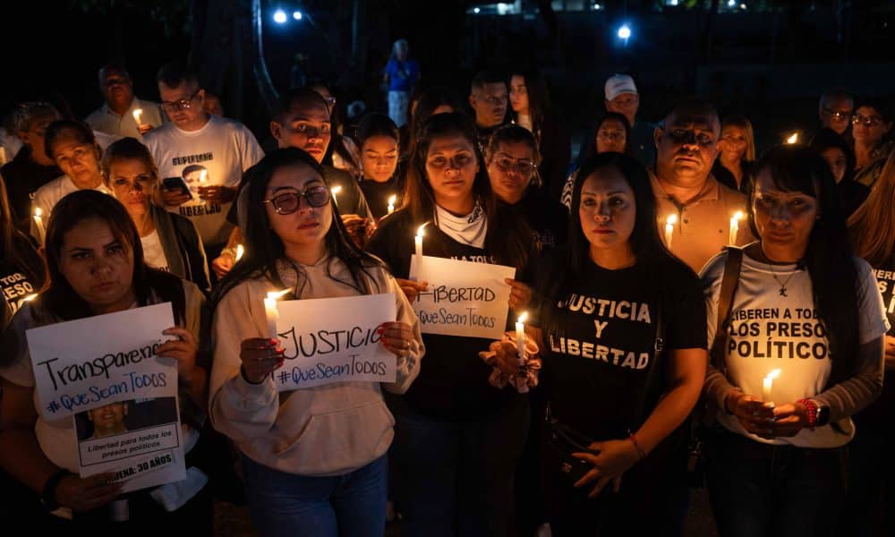 Personas participan en una vigilia frente al centro penitenciario El Rodeo I este martes, en Zamora estado de Miranda (Venezuela). EFE/ Ronald Peña R