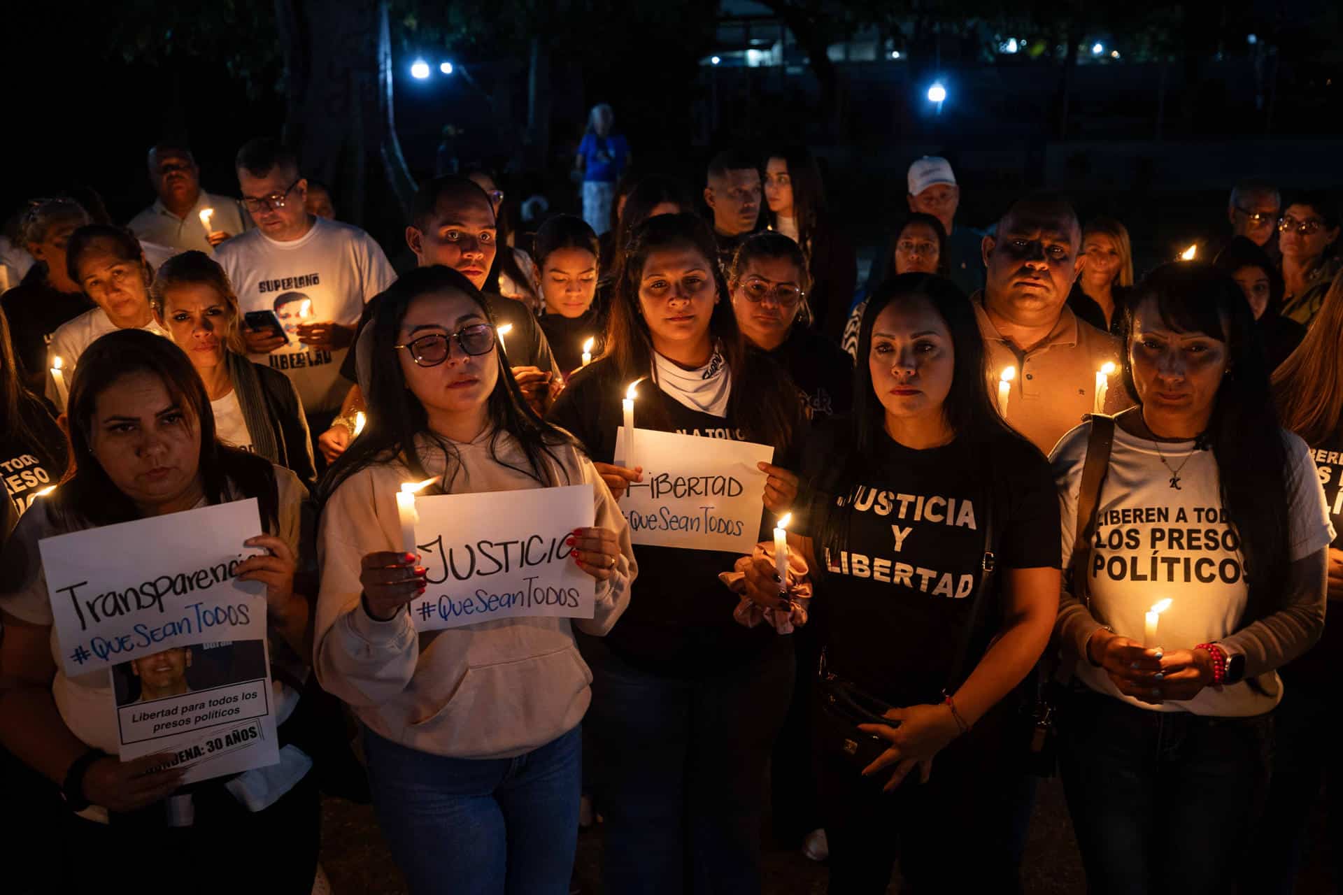 Personas participan en una vigilia frente al centro penitenciario El Rodeo I este martes, en Zamora estado de Miranda (Venezuela). EFE/ Ronald Peña R