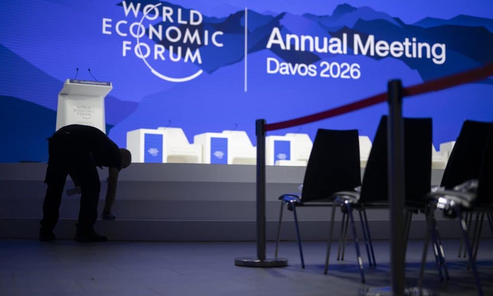 DAVOS (Switzerland), 23/01/2026.- Un trabajador limpia el auditorio del Foro Económico Mundial de Davos, en Suiza. EFE/EPA/GIAN EHRENZELLER