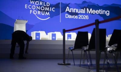 DAVOS (Switzerland), 23/01/2026.- Un trabajador limpia el auditorio del Foro Económico Mundial de Davos, en Suiza. EFE/EPA/GIAN EHRENZELLER