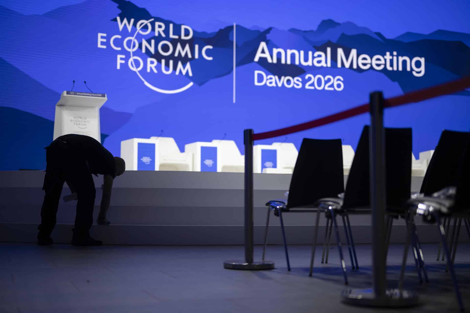 DAVOS (Switzerland), 23/01/2026.- Un trabajador limpia el auditorio del Foro Económico Mundial de Davos, en Suiza. EFE/EPA/GIAN EHRENZELLER