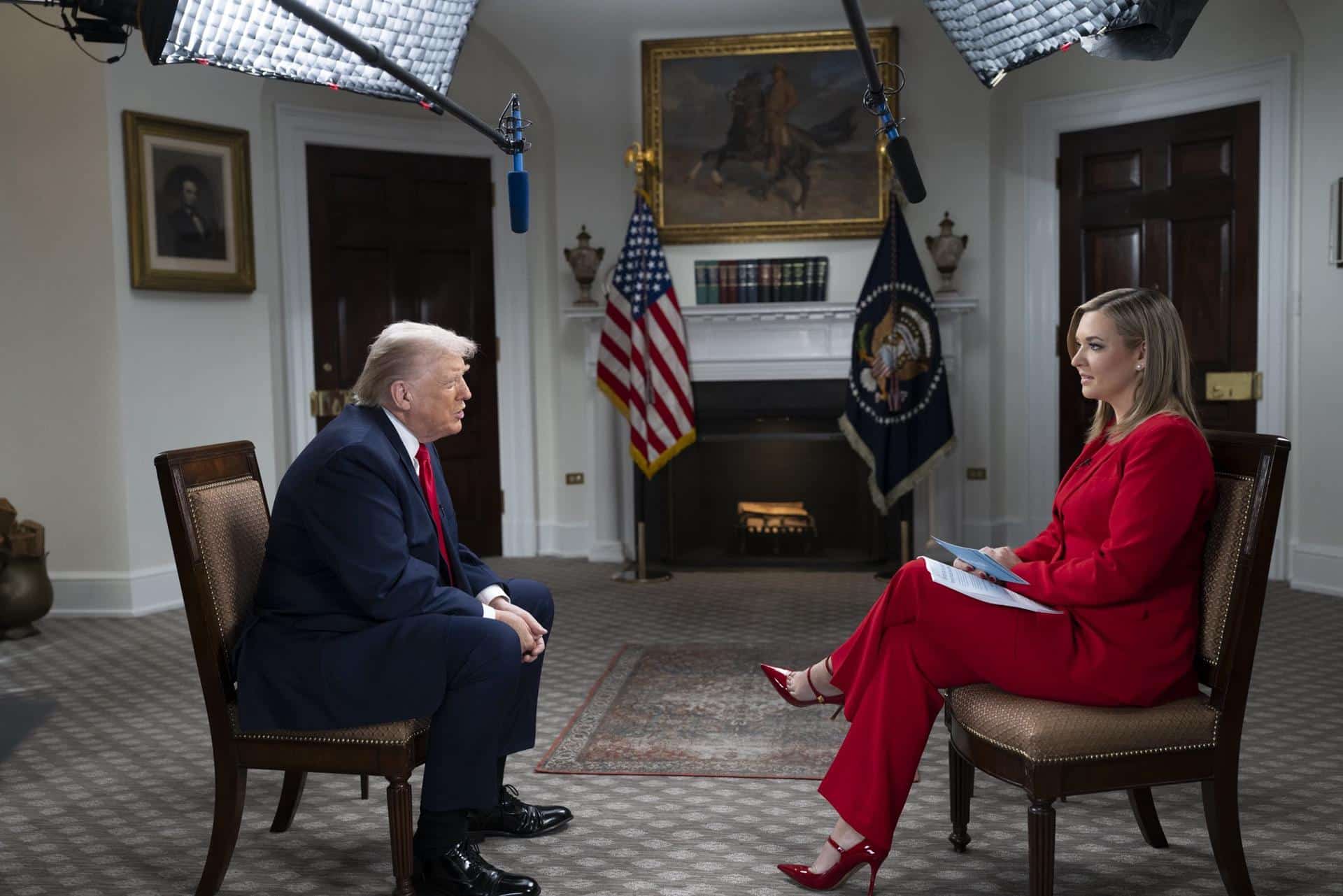 Fotografía difundida por La Casa Blanca del presidente de Estados Unidos, Donald Trump, en una entrevista con Katie Pavlich este martes, en Washington (EE.UU.). EFE/ La Casa Blanca /SOLO USO EDITORIAL/ SOLO DISPONIBLE PARA ILUSTRAR LA NOTICIA QUE ACOMPAÑA (CRÉDITO OBLIGATORIO)