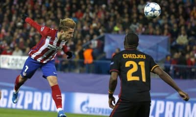 Griezmann marca gol de cabeza en el partido entre el Atlético de Madrid y el Galatasaray del 25 de noviembre de 2015. EFE/Kiko Huesca