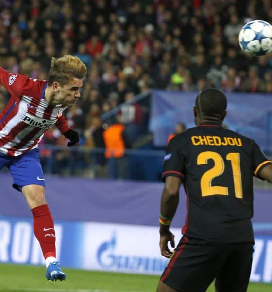 Griezmann marca gol de cabeza en el partido entre el Atlético de Madrid y el Galatasaray del 25 de noviembre de 2015. EFE/Kiko Huesca
