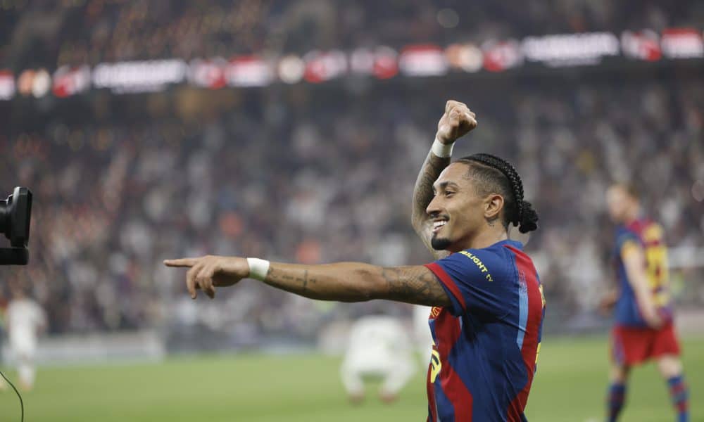 El delantero del FC Barcelona Raphinha celebra tras marcar el 1-0 durante la final de la Supercopa de España entre el FC Barcelona y el Real Madrid, este domingo en el estadio Ciudad Deportiva del Rey Abdalá de Yeda (Arabia Saudí). EFE/ Kai Försterling