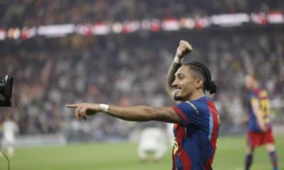 El delantero del FC Barcelona Raphinha celebra tras marcar el 1-0 durante la final de la Supercopa de España entre el FC Barcelona y el Real Madrid, este domingo en el estadio Ciudad Deportiva del Rey Abdalá de Yeda (Arabia Saudí). EFE/ Kai Försterling
