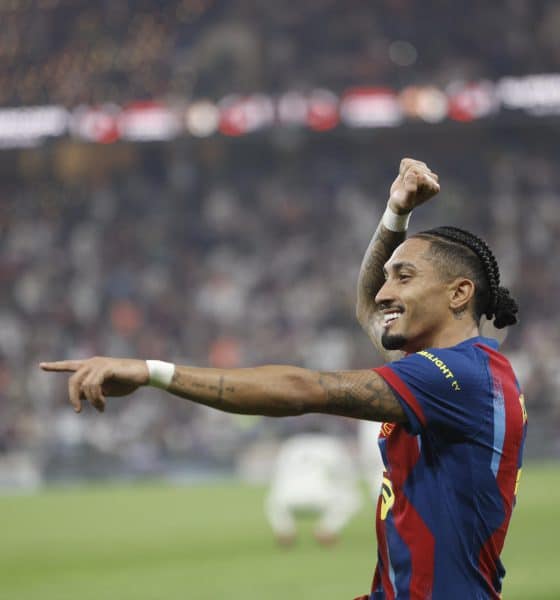 El delantero del FC Barcelona Raphinha celebra tras marcar el 1-0 durante la final de la Supercopa de España entre el FC Barcelona y el Real Madrid, este domingo en el estadio Ciudad Deportiva del Rey Abdalá de Yeda (Arabia Saudí). EFE/ Kai Försterling