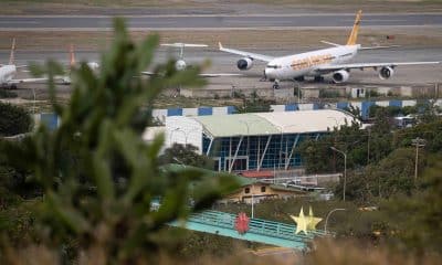 Fotografía del 1 de diciembre de 2025 que muestra un avión en el Aeropuerto Internacional Simón Bolívar, en Maiquetía (Venezuela). EFE/ Ronald Peña R