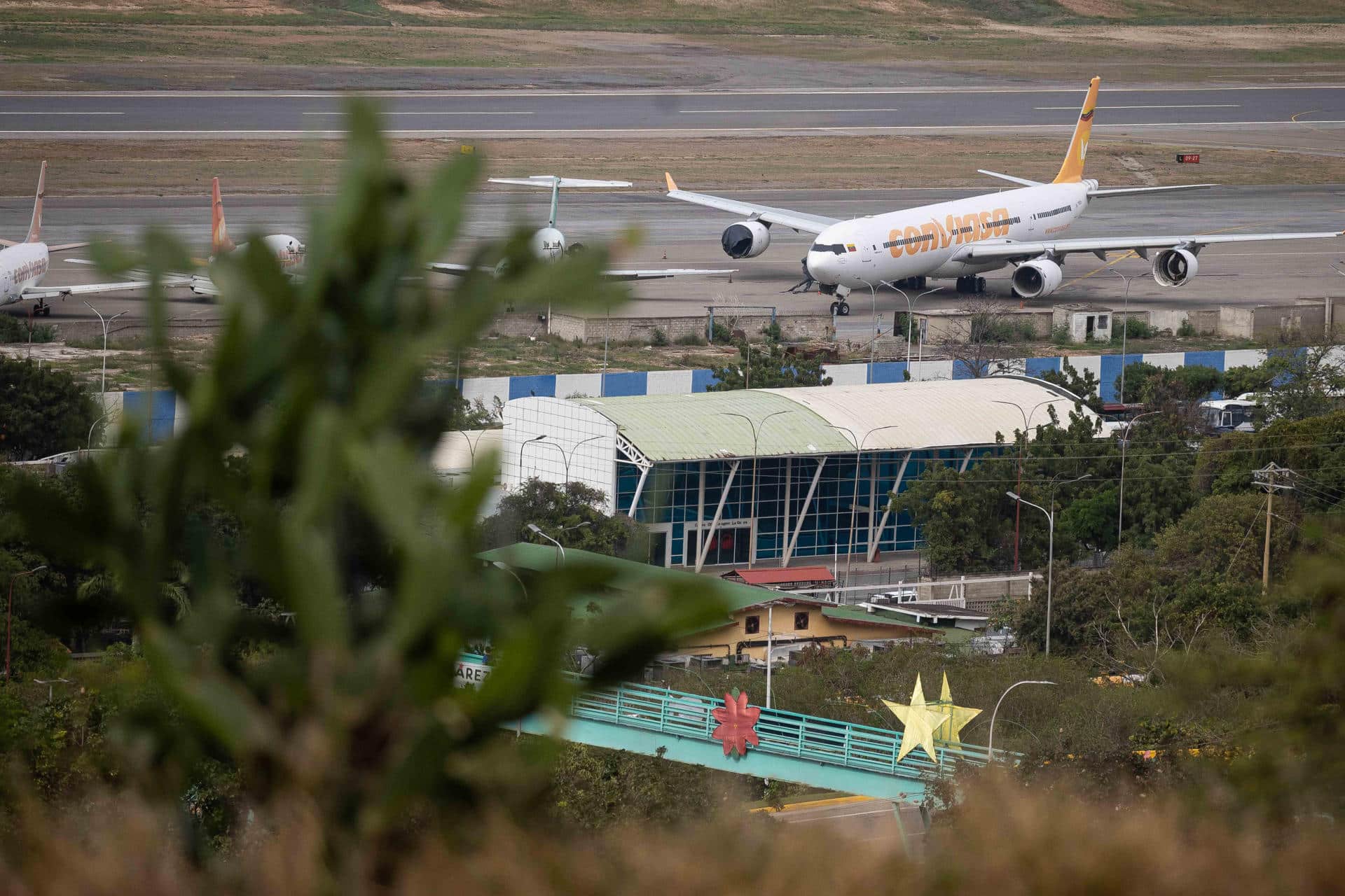 Fotografía del 1 de diciembre de 2025 que muestra un avión en el Aeropuerto Internacional Simón Bolívar, en Maiquetía (Venezuela). EFE/ Ronald Peña R