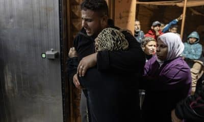 Palestinos identifican los cuerpos de sus familiares en la morgue del hospital Nasser, en Gaza. EFE/EPA/HAITHAM IMAD