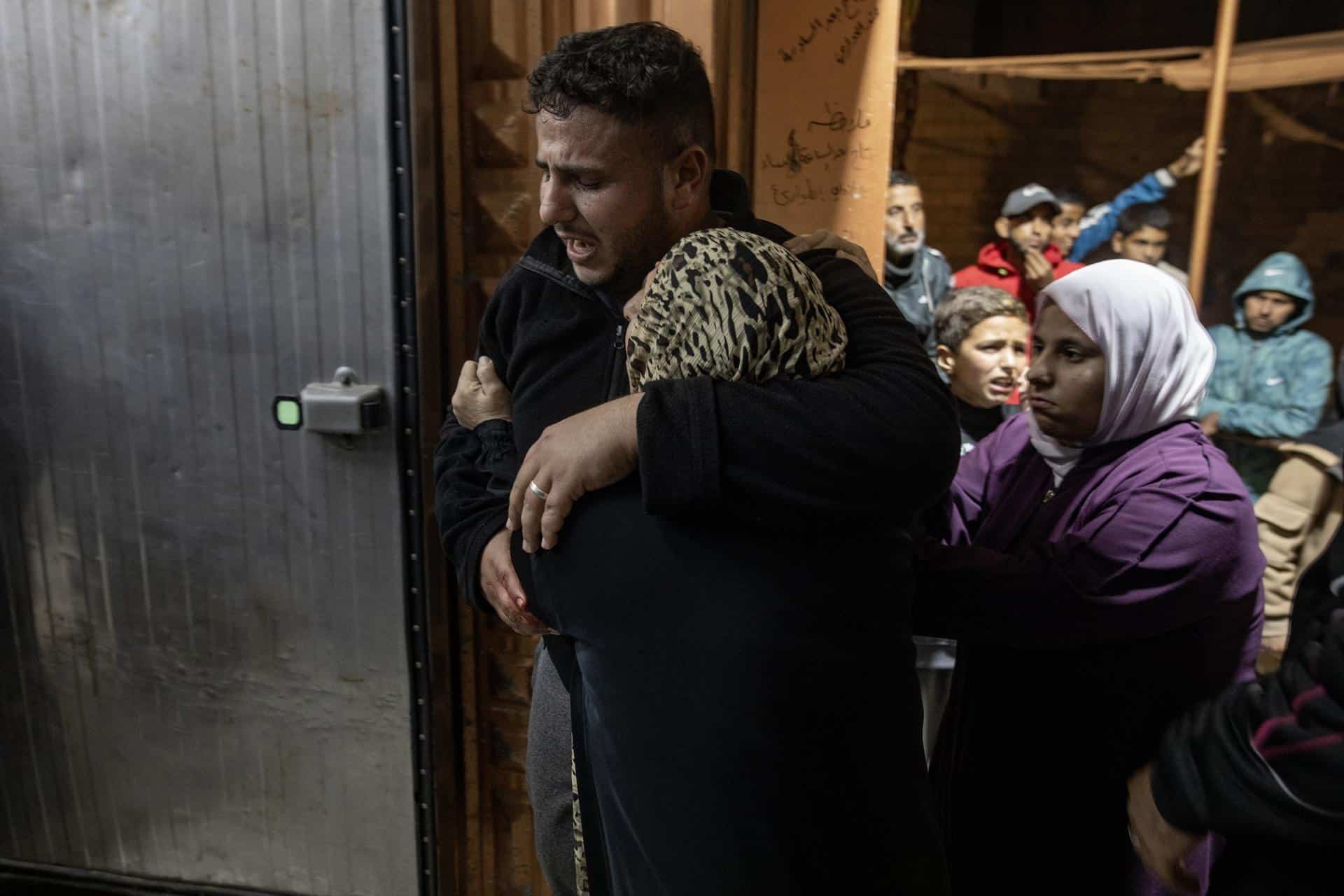 Palestinos identifican los cuerpos de sus familiares en la morgue del hospital Nasser, en Gaza. EFE/EPA/HAITHAM IMAD