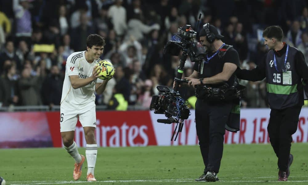 El delantero del Real Madrid Gonzalo García se lleva el balón tras marcar tres goles en el partido de LaLiga entre el Real Madrid y el Betis, este domingo en el estadio Santiago Bernabéu. EFE/ Kiko Huesca