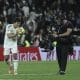 El delantero del Real Madrid Gonzalo García se lleva el balón tras marcar tres goles en el partido de LaLiga entre el Real Madrid y el Betis, este domingo en el estadio Santiago Bernabéu. EFE/ Kiko Huesca