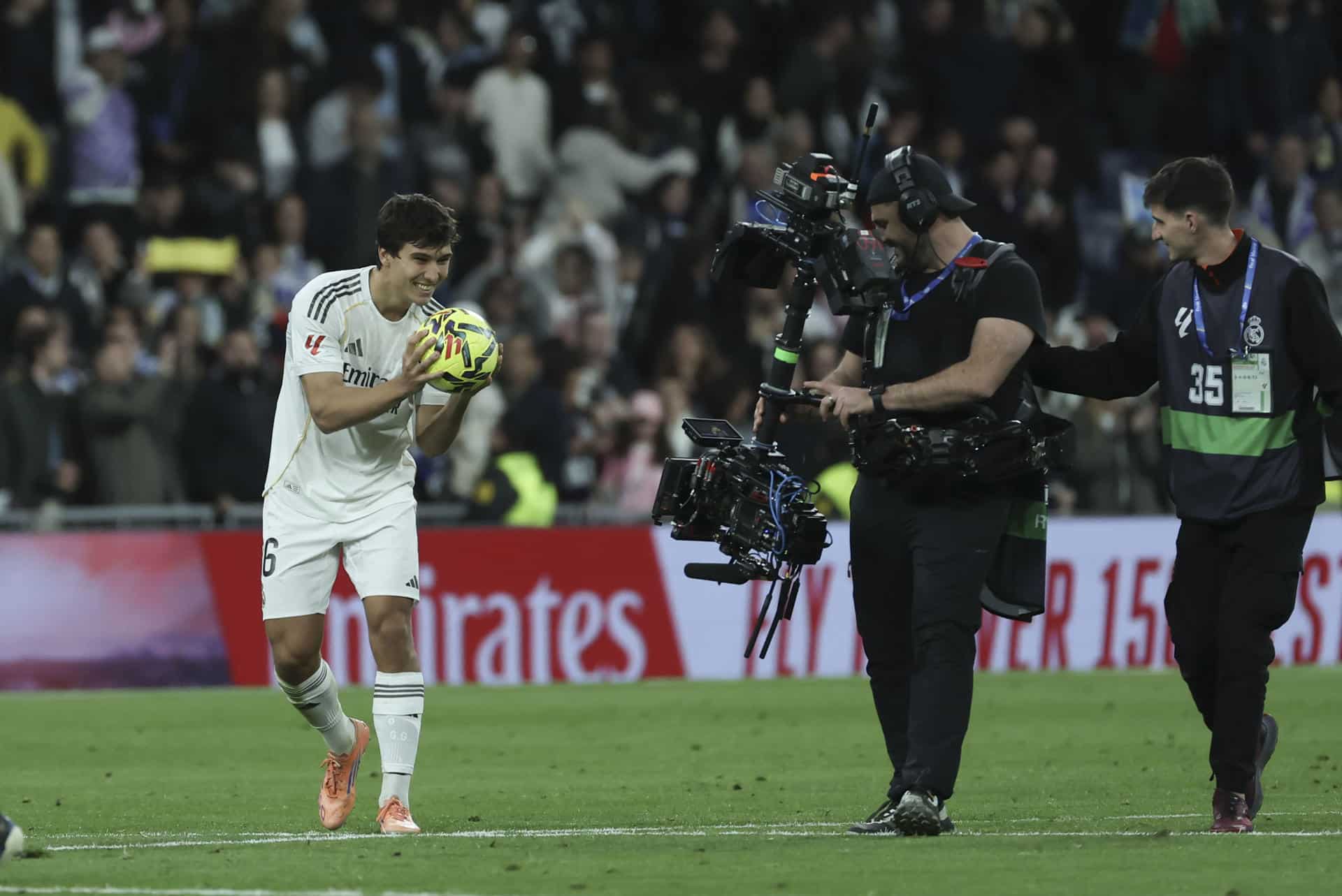 El delantero del Real Madrid Gonzalo García se lleva el balón tras marcar tres goles en el partido de LaLiga entre el Real Madrid y el Betis, este domingo en el estadio Santiago Bernabéu. EFE/ Kiko Huesca