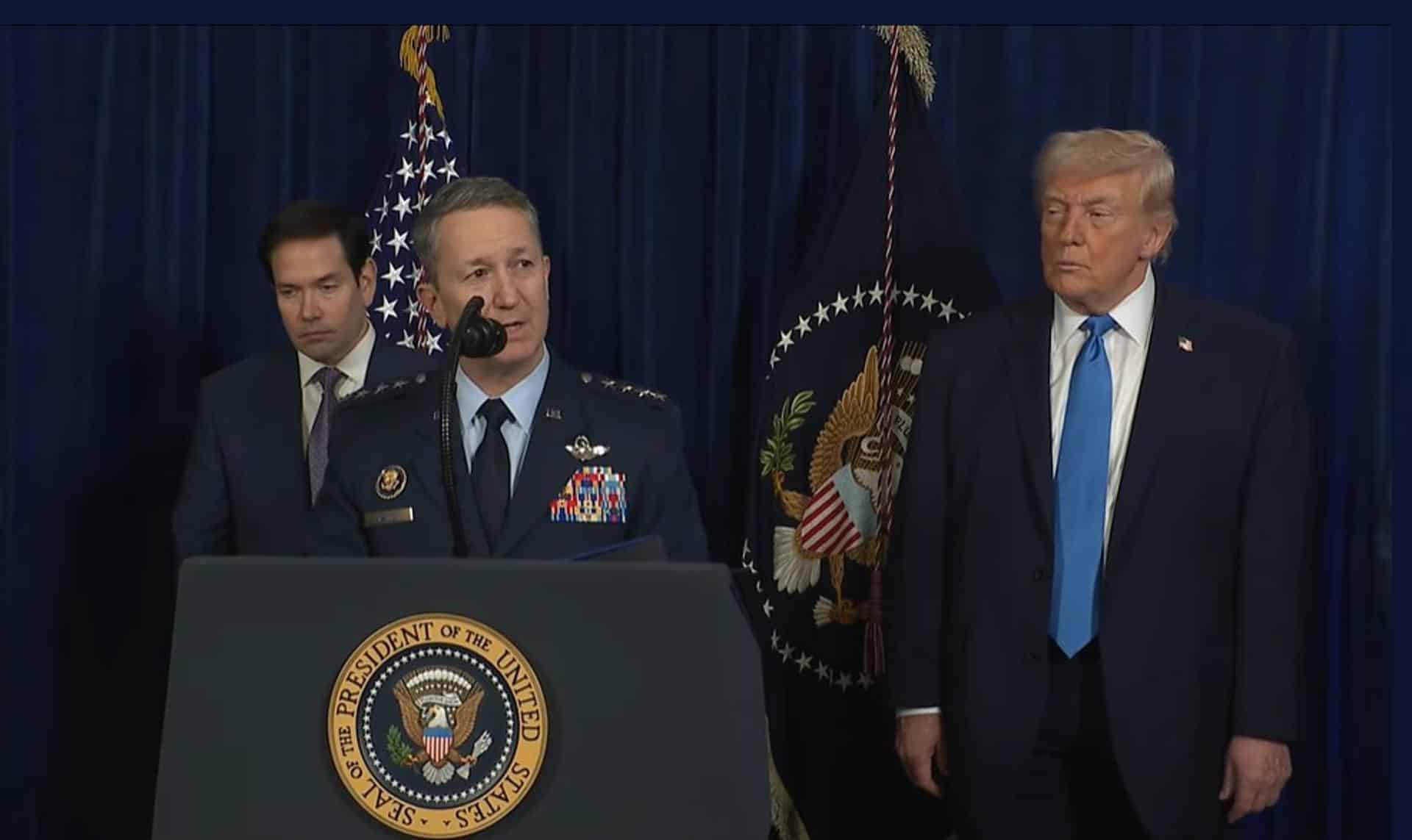 Captura de video tomada de una transmisión de La Casa Blanca del presidente de Estados Unidos, Donald Trump, escuchando al presidente del Estado Mayor Conjunto estadounidense Dan Caine (c) durante una declaración este sábado, desde Palm Beach (FL, EE.UU.). EFE/ La Casa Blanca