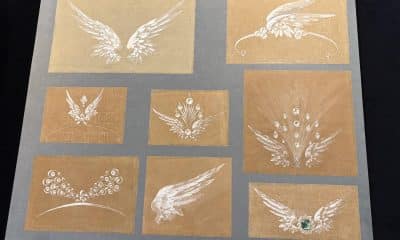 Históricos joyeros como Chaumet y Cartier han aprovechado, como es tradición, la semana de la alta costura de París, en la que se han dado a conocer las propuestas de vestir a medida y exclusivas para la primavera-verano, para desvelar igualmente sus novedades. Oro blanco o rosa y diamantes continúan como la combinación perfecta. En la imagen, bocetos de joyas expuestos en el archivo de Chaumet, en París. EFE/ Pol Lloberas Cardona