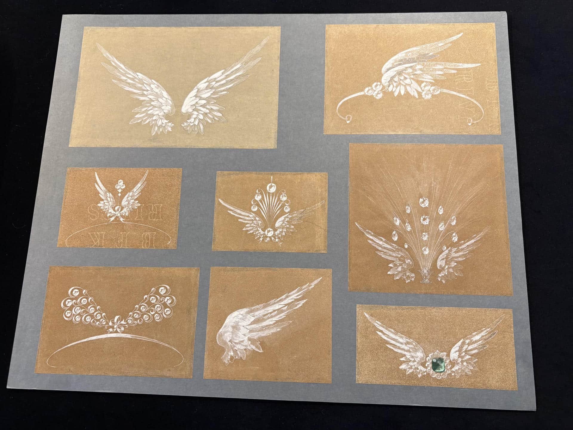 Históricos joyeros como Chaumet y Cartier han aprovechado, como es tradición, la semana de la alta costura de París, en la que se han dado a conocer las propuestas de vestir a medida y exclusivas para la primavera-verano, para desvelar igualmente sus novedades. Oro blanco o rosa y diamantes continúan como la combinación perfecta. En la imagen, bocetos de joyas expuestos en el archivo de Chaumet, en París. EFE/ Pol Lloberas Cardona