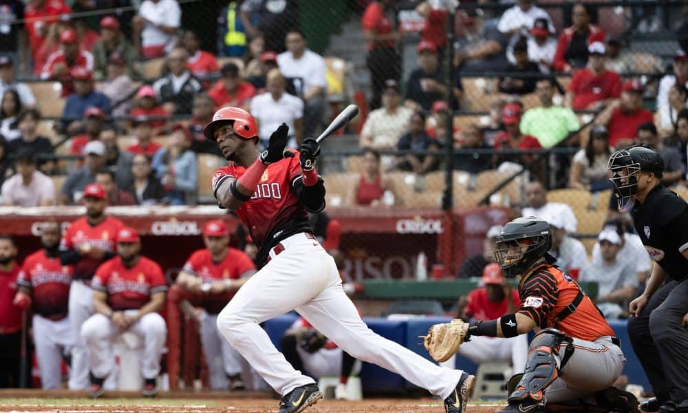 Junior Lake (i) de los Leones del Escogido conecta un batacazo este lunes durante el juego de la semifinal de la Liga de Béisbol de la República Dominicana (Lidom) contra Toros del Este en el Estadio Quisqueya Juan Marichal, de Santo Domingo. EFE/ Orlando Barría