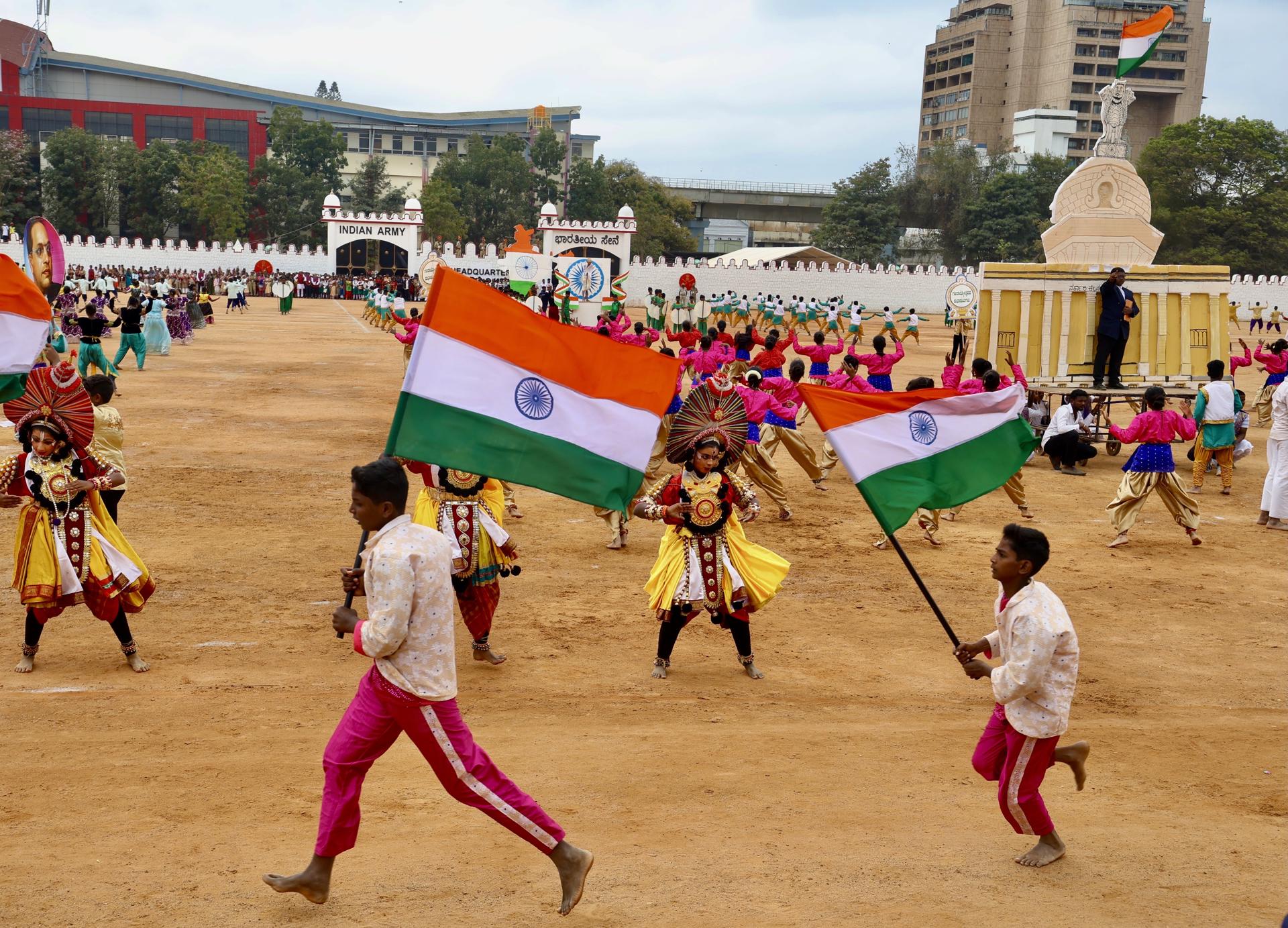 BANGALORE (India), 26/01/2026.- Estudiantes participan en el acto del Día de la República en Bangalore, India. EFE/EPA/JAGADEESH NV