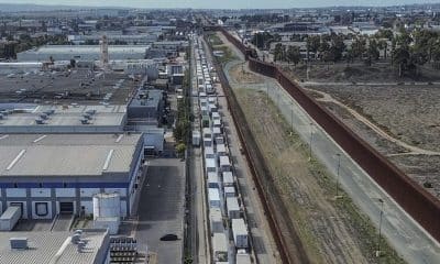 Fotografía de archivo del 14 de febrero de 2025 que muestra una fila de camiones esperando para cruzar la frontera con Estados Unidos en Tijuana (México). EFE/ Joebeth Terríquez