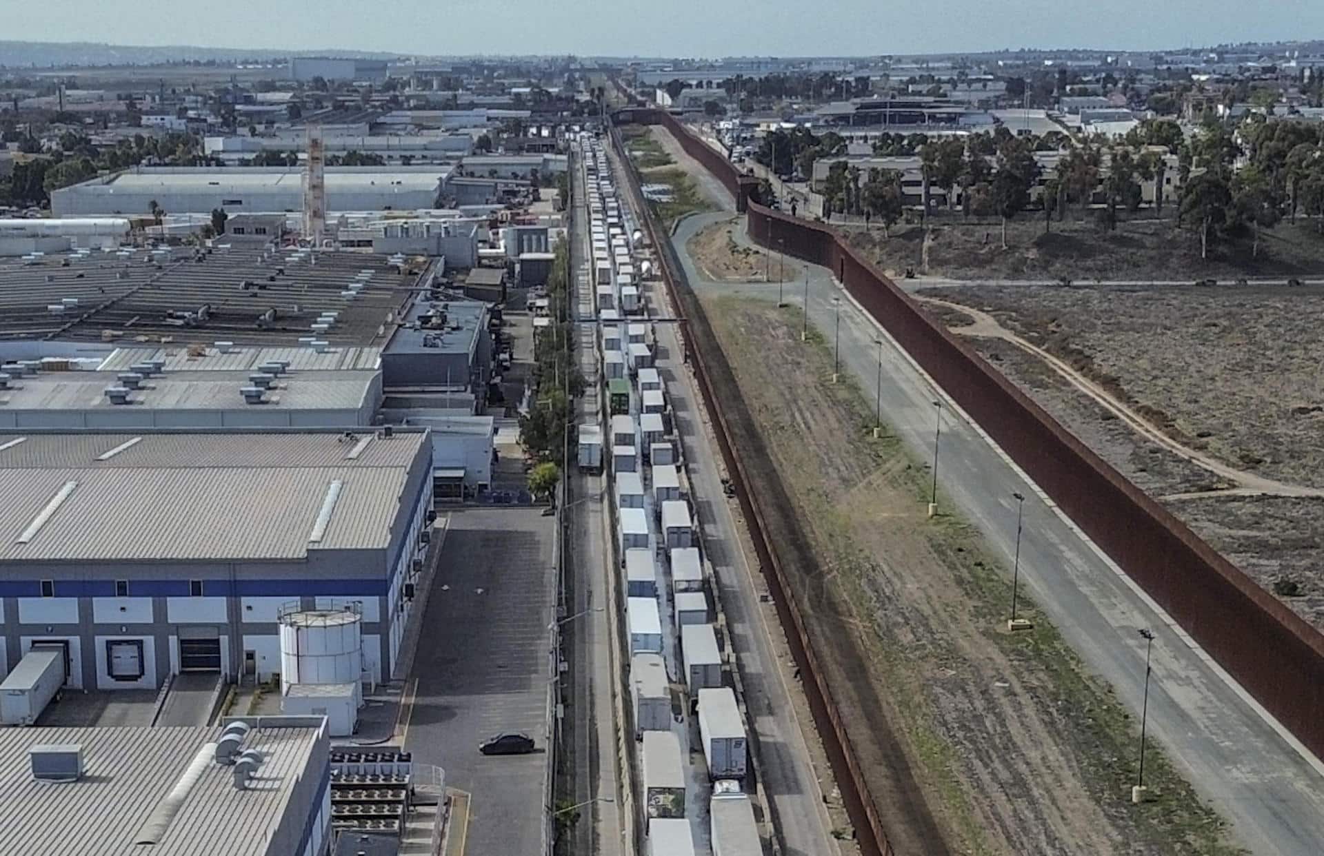 Fotografía de archivo del 14 de febrero de 2025 que muestra una fila de camiones esperando para cruzar la frontera con Estados Unidos en Tijuana (México). EFE/ Joebeth Terríquez