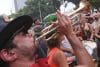 Un hombre toca una trompeta en un desfile de una comparsa callejera este 4 de enero de 2026, en Río de Janeiro (Brasil). EFE/André Coelho