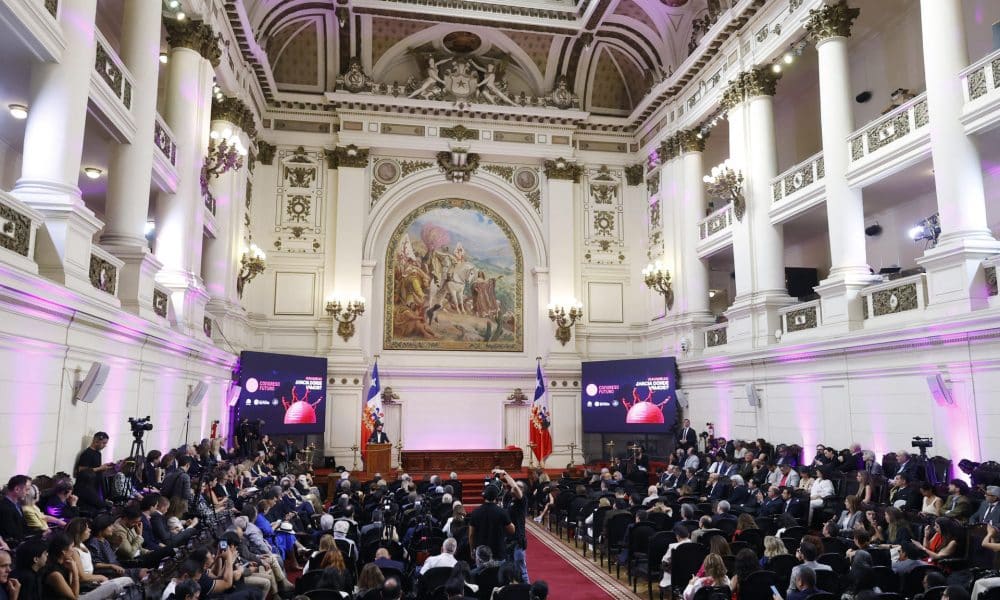 El presidente de Chile, Gabriel Boric (i), habla durante la inauguración del Congreso Futuro 2026 este lunes, en Santiago (Chile). EFE/ Elvis González