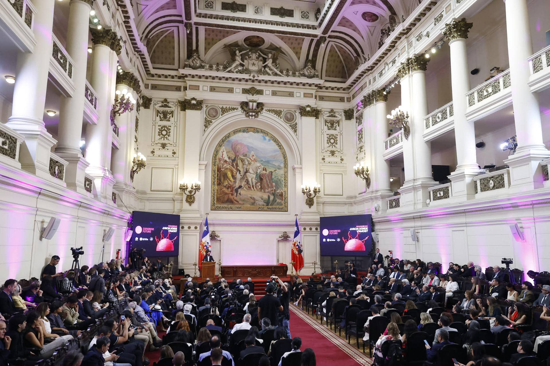 El presidente de Chile, Gabriel Boric (i), habla durante la inauguración del Congreso Futuro 2026 este lunes, en Santiago (Chile). EFE/ Elvis González