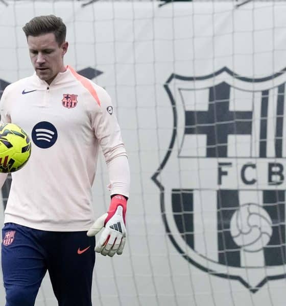 El jugador del FC Barcelona Marc Andre Ter Stegen, durante el entrenamiento del primer equipo del FC Barcelona en las instalaciones de la Ciudad Deportiva Joan Gamper, el sábado 17 de enero. EFE/ Enric Fontcuberta.