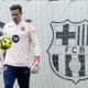 El jugador del FC Barcelona Marc Andre Ter Stegen, durante el entrenamiento del primer equipo del FC Barcelona en las instalaciones de la Ciudad Deportiva Joan Gamper, el sábado 17 de enero. EFE/ Enric Fontcuberta.