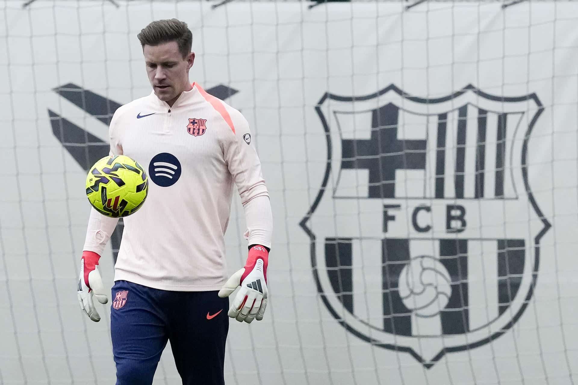 El jugador del FC Barcelona Marc Andre Ter Stegen, durante el entrenamiento del primer equipo del FC Barcelona en las instalaciones de la Ciudad Deportiva Joan Gamper, el sábado 17 de enero. EFE/ Enric Fontcuberta.