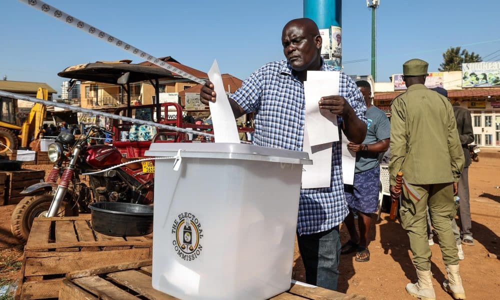 Un hombre emite su voto durante las elecciones presidenciales en Kamwokya en Kampala, Uganda, el 15 de enero de 2026. Ocho candidatos presidenciales, incluido el actual titular Yoweri Museveni y el candidato del NUP Bobi Wine, compiten por la presidencia. (Elecciones) EFE/EPA/DANIEL IRUNGU