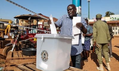 Un hombre emite su voto durante las elecciones presidenciales en Kamwokya en Kampala, Uganda, el 15 de enero de 2026. Ocho candidatos presidenciales, incluido el actual titular Yoweri Museveni y el candidato del NUP Bobi Wine, compiten por la presidencia. (Elecciones) EFE/EPA/DANIEL IRUNGU