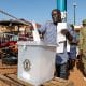 Un hombre emite su voto durante las elecciones presidenciales en Kamwokya en Kampala, Uganda, el 15 de enero de 2026. Ocho candidatos presidenciales, incluido el actual titular Yoweri Museveni y el candidato del NUP Bobi Wine, compiten por la presidencia. (Elecciones) EFE/EPA/DANIEL IRUNGU