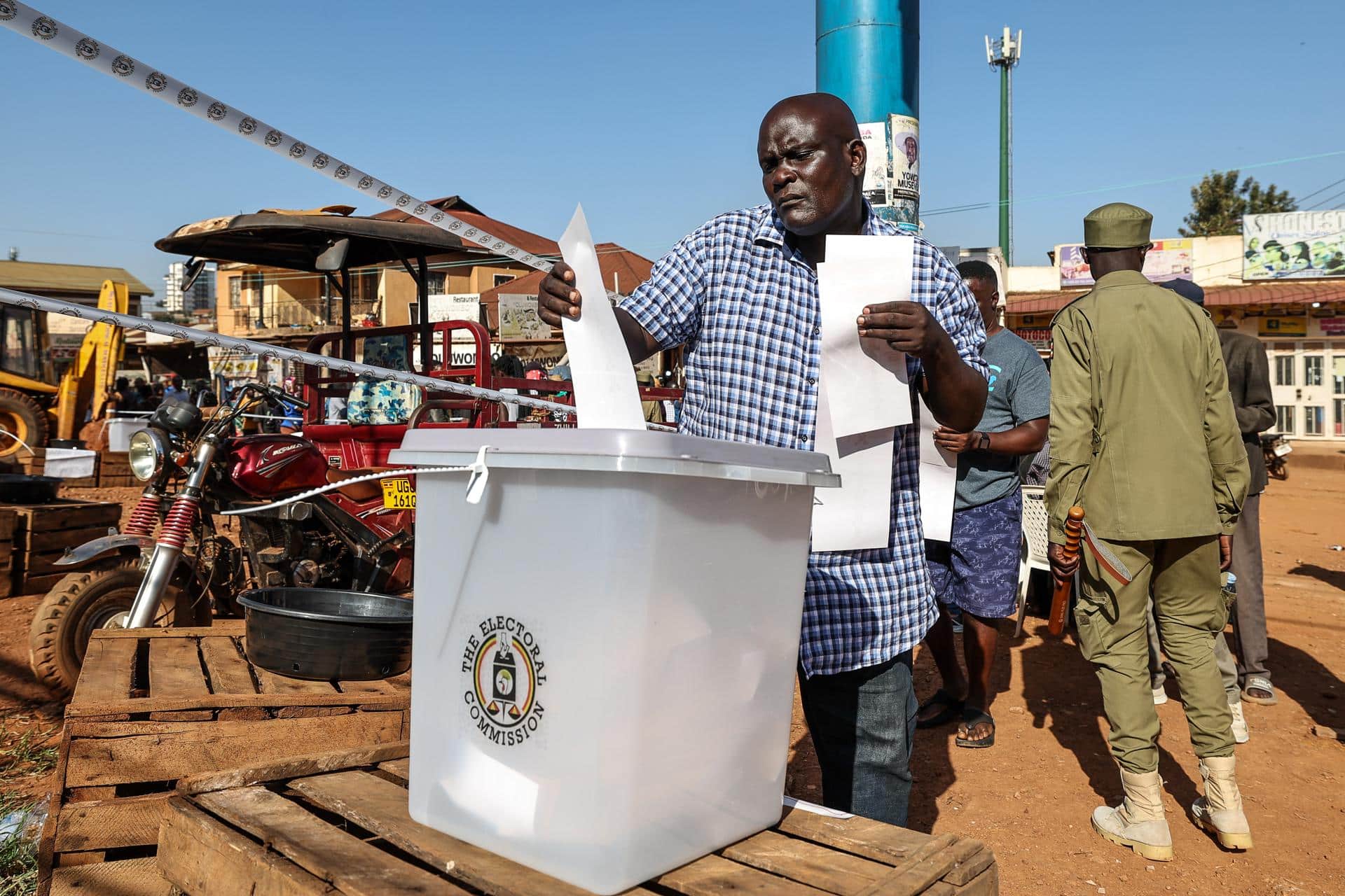 Un hombre emite su voto durante las elecciones presidenciales en Kamwokya en Kampala, Uganda, el 15 de enero de 2026. Ocho candidatos presidenciales, incluido el actual titular Yoweri Museveni y el candidato del NUP Bobi Wine, compiten por la presidencia. (Elecciones) EFE/EPA/DANIEL IRUNGU