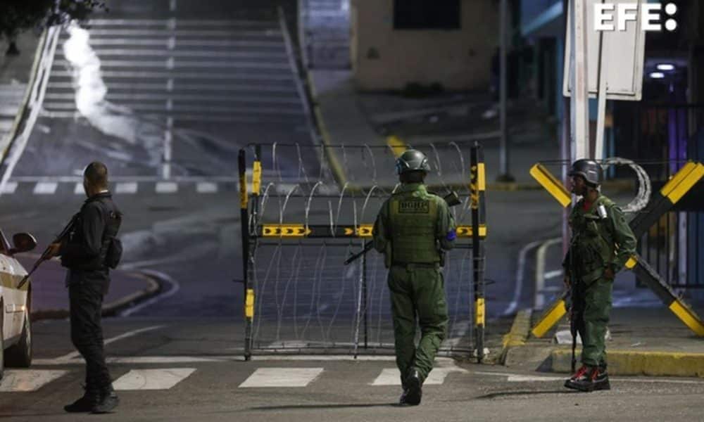 Militares custodian las inmediaciones del Palacio Presidencial de Miraflore. EFE/Miguel Gutiérrez