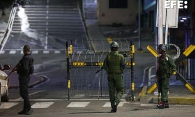 Militares custodian las inmediaciones del Palacio Presidencial de Miraflore. EFE/Miguel Gutiérrez