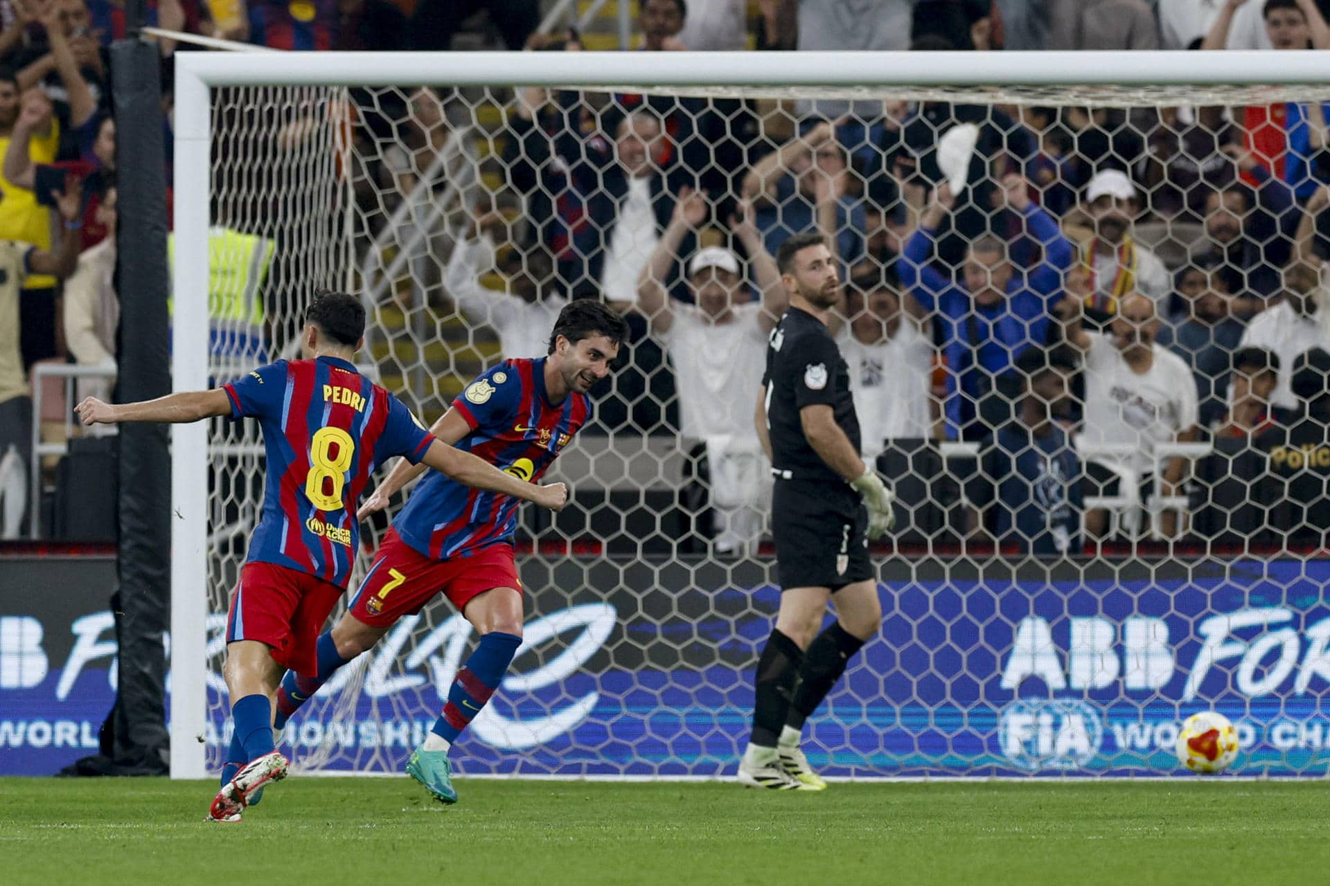 El delantero del Barcelona Ferrán Torres (c) celebra tras marcar ante el Athletic, durante el partido de semifinales de la Supercopa de España que FC Barcelona y Athletic Club disputan este miércoles en el estadio Alinma Bank Stadium at King Abdullah Sport, en Yeda. EFE/Kai Forsterling