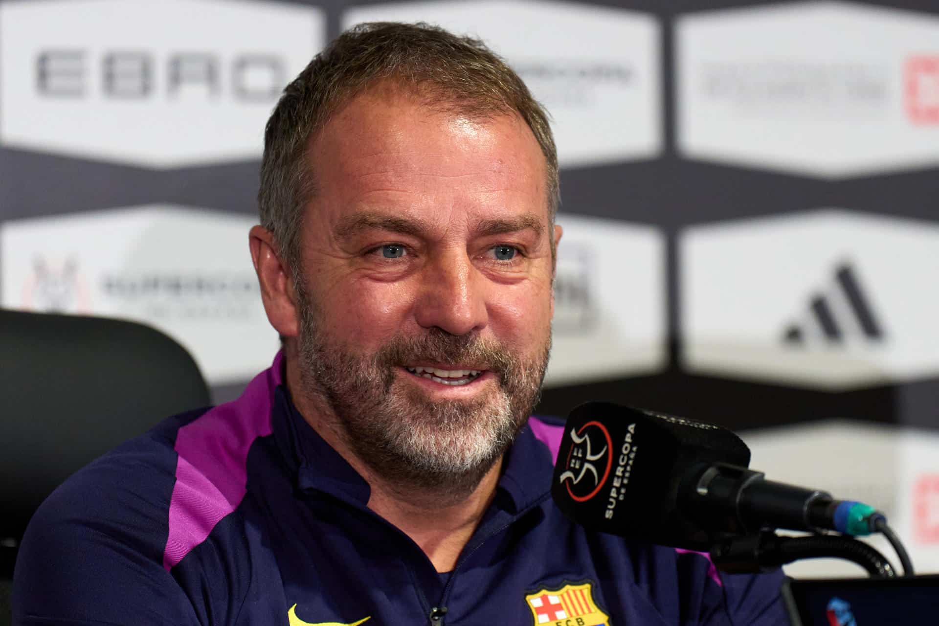 El entrenador del FC Barcelona, Hansi Flick, ofrece una rueda de prensa este martes, en el Alinma Stadium de Yeda (Arabia Saudí) previo al partido de mañana de la Supercopa de España 2026 ante el Athletic Club. EFE/ Ángel Martinez RFEF SOLO USO EDITORIAL SOLO DISPONIBLE PARA ILUSTRAR LA NOTICIA QUE ACOMPAÑA (CRÉDITO OBLIGATORIO)